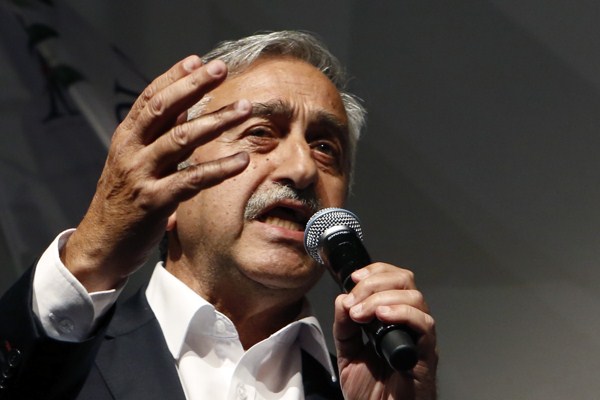 Newly elected northern Cypriot President Mustafa Akinci speaks to his supporters, April 26, 2015 (AP photo by Petros Karadjias).