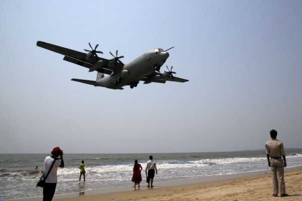 An Indian air force Hercules C-130J prepares to land at the Juhu strip on the Arabian Sea coast as part of a terror preparedness exercise, Mumbai, India, March 24, 2015 (AP photo by Rajanish Kakade).