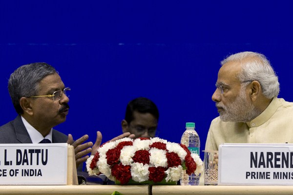 Chief Justice of India H.L. Dattu talks with Indian Prime Minister Narendra Modi during the Joint Conference of Chief Ministers and Chief Justices of High Courts, New Delhi, India, April 5, 2015 (AP photo by Manish Swarup).