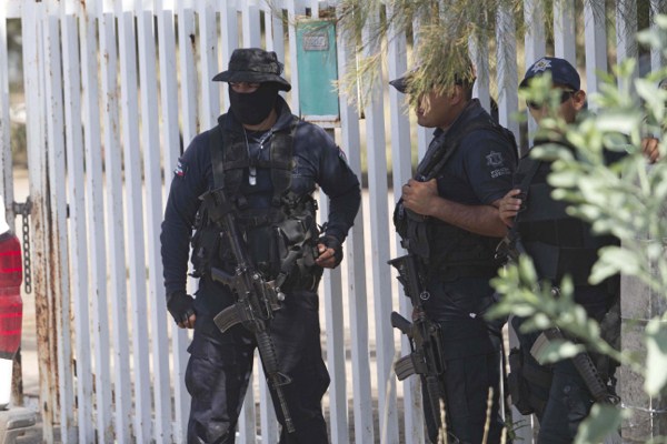 Mexican state police stand guard near the entrance of Rancho del Sol, near Vista Hermosa, Mexico, May 22, 2015 (AP photo by Refugio Ruiz).
