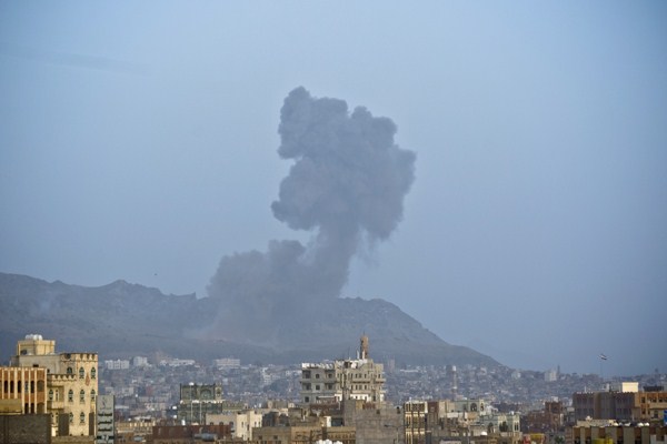 Smoke rises after a Saudi-led airstrike hit a site believed to be one of the largest weapons depot on the outskirts of Sanaa, Yemen, May 19, 2015 (AP photo by Hani Mohammed).