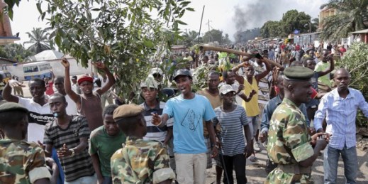 Opposition demonstrators hold branches as a peace symbol as security forces try to prevent people moving out of their neighborhoods, Bujumbura, Burundi, May 27, 2015. (AP photo by Gildas Ngingo).
