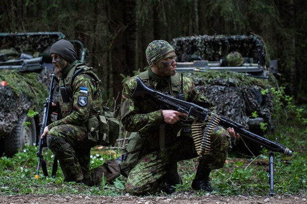 Estonian army scouts practice defensive maneuvers during Exercise Steadfast Javelin, May 11, 2015 (NATO photo).