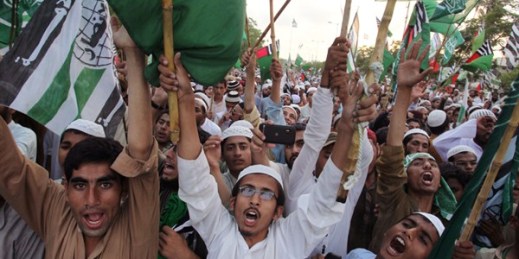 Supporters of Pakistani religious parties rally to support the Saudi Arabian government in Karachi, Pakistan, May 8, 2015 (AP photo by Fareed Khan).