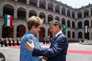 Brazilian President Dilma Rousseff and Mexican President Enrique Pena Nieto during the official welcoming ceremony, Mexico City, Mexico, May 25, 2015 (Official photo of the Presidency of Brazil by Roberto Stuckert Filho).