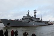 The Russian navy ship Smolny, with about 400 Russian sailors aboard, leaves the port of Saint-Nazaire, France, Dec.18, 2014 (AP photo by Laetitia Notarianni).