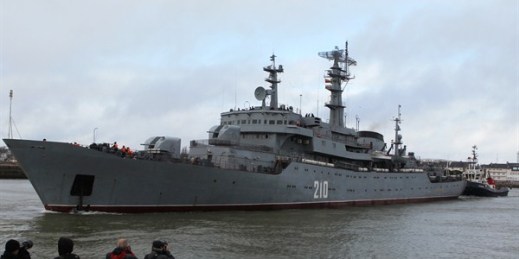 The Russian navy ship Smolny, with about 400 Russian sailors aboard, leaves the port of Saint-Nazaire, France, Dec.18, 2014 (AP photo by Laetitia Notarianni).
