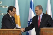 Cypriot President Nicos Anastasiades shakes hands with Israeli Prime Minister Benjamin Netanyahu during their meeting at the Prime Minister's office, Jerusalem, June 15, 2015 (AP photo by Abir Sultan).