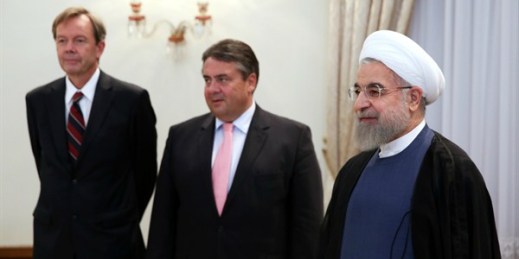 Iranian President Hassan Rouhani stands with German Vice Chancellor and Economy Minister Sigmar Gabriel, center, at his office in Tehran, Iran, July 20, 2015 (AP photo/Ebrahim Noroozi).