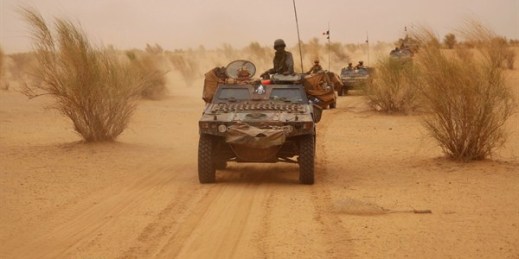 French forces patrol in the desert of northern Mali along the border with Niger on the outskirts of Asongo, Mali, June 24, 2015 (AP photo/Maeva Bambuck).