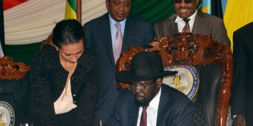 South Sudanese President Salva Kiir signs a peace deal, Juba, South Sudan, Aug. 26, 2015 (AP photo by Jason Patinkin).