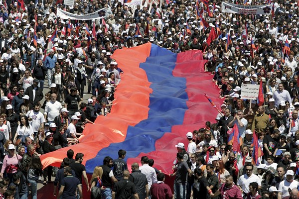 Thousands of Lebanese of Armenian descent, holding banners and a giant Armenian flag, march to mark the 100th anniversary of the mass killings of Armenians by Ottoman Turks, Antelias, Lebanon, April 24, 2015 (AP photo by Bilal Hussein).