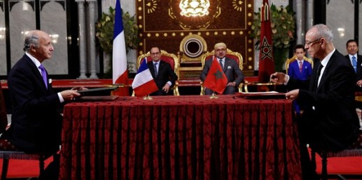 French Foreign Affairs Minister Laurent Fabius, left, and Moroccan Minister of Religious Affairs Ahmed Toufik, right, sign documents as part of a bilateral agreement on the training of French imams, Tangier, Morocco, Sept. 19, 2015 (AP photo by Alain