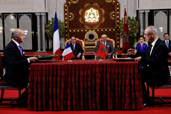 French Foreign Affairs Minister Laurent Fabius, left, and Moroccan Minister of Religious Affairs Ahmed Toufik, right, sign documents as part of a bilateral agreement on the training of French imams, Tangier, Morocco, Sept. 19, 2015 (AP photo by Alain