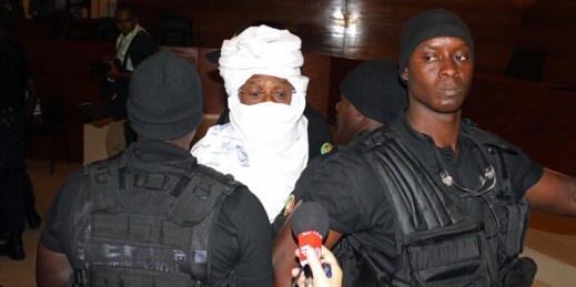 Security personnel surround former Chadian dictator Hissene Habre inside the court, Dakar, Senegal, July 20, 2015 (AP photo by Ibrahima Ndiaye).