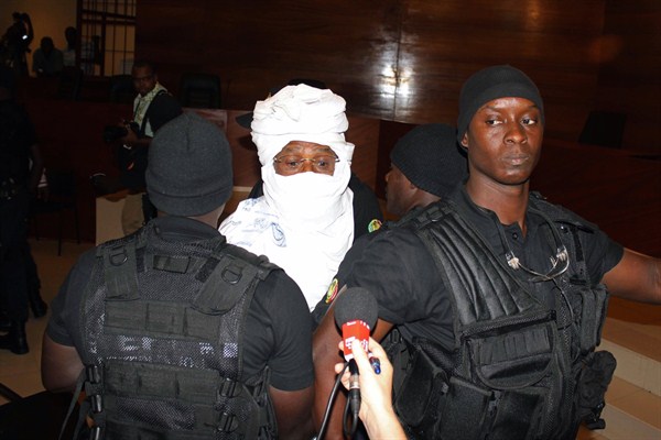 Security personnel surround former Chadian dictator Hissene Habre inside the court, Dakar, Senegal, July 20, 2015 (AP photo by Ibrahima Ndiaye).