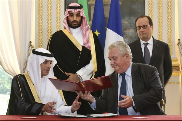 Eurocopter executive Olivier Lambert and Saudi Foreign Minister Adel al-Jubeir, after signing an agreement, with French President Francois Hollande and Saudi Prince Mohammed Bin Salman, Paris, June 24, 2015 (AP photo by Remy de la Mauviniere).
