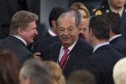 Mexican billionaire Carlos Slim talks with other invited guests following President Enrique Pena Nieto's third state of the nation address at the National Palace, Mexico City, Sept. 2, 2015 (AP photo by Rebecca Blackwell).