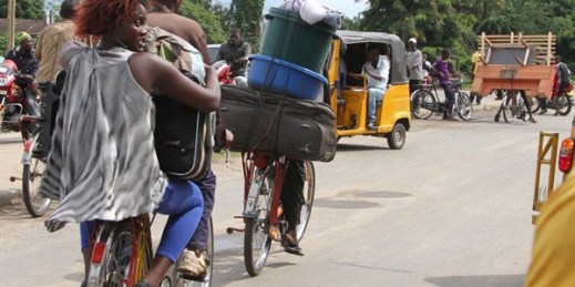 Burundians carry their belongings on bicycles, Bujumbura, Burundi, Nov. 7, 2015 (AP photo).