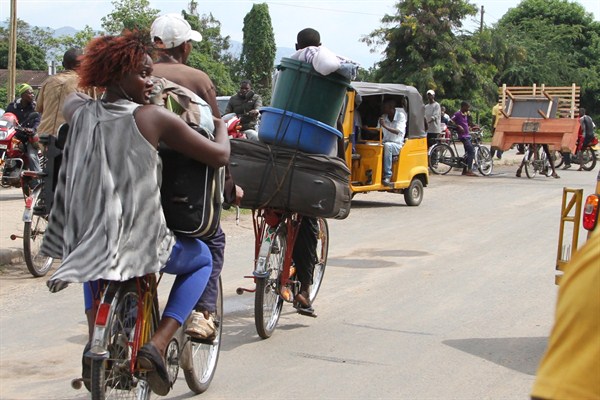 Burundians carry their belongings on bicycles, Bujumbura, Burundi, Nov. 7, 2015 (AP photo).