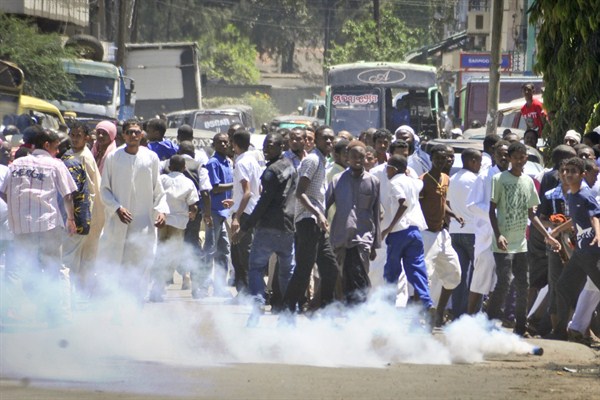 Protesting youths outside the Masjid Musa Mosque, Mombasa, Kenya, Oct. 25, 2013 (AP photo).