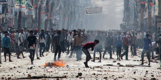 Ethnic Madhesi protesters opposed to Nepal's new constitution throw stones and bricks at Nepalese policemen in Birgunj, near the Indian border, Nepal, Nov. 2, 2015 (AP photo by Jiyalal Sah).