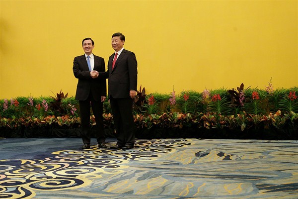 Chinese President Xi Jinping and Taiwanese President Ma Ying-jeou at the Shangri-la Hotel, Singapore, Nov. 7, 2015 (AP photo by Wong Maye-E).