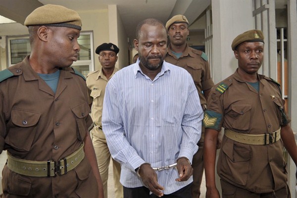 The leader of the Ugandan Allied Democratic Forces (ADF), Jamil Mukulu, is escorted by prison wardens, Dar es Salaam, Tanzania, May 22, 2015 (AP photo by Khalfan Said).
