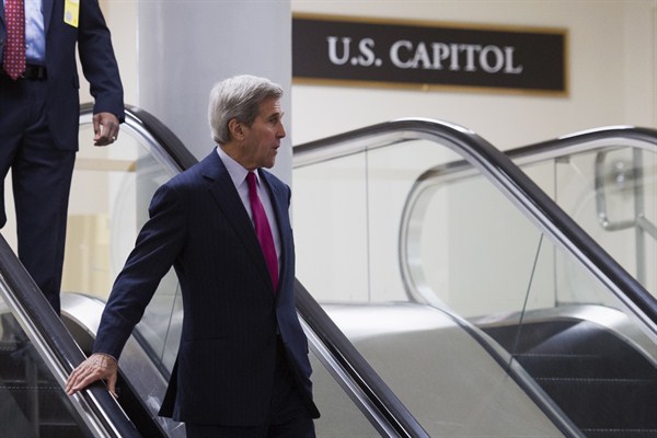 Secretary of State John Kerry arrives to brief the Senate Foreign Relations Committee, Washington, Oct. 27, 2015 (AP photo by Cliff Owen).