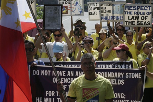 Protesters gather at the Chinese Consulate to protest island-building by China in the South China Sea, Manilla, Philippines, Aug. 31, 2015 (AP Photo by Bullit Marquez).