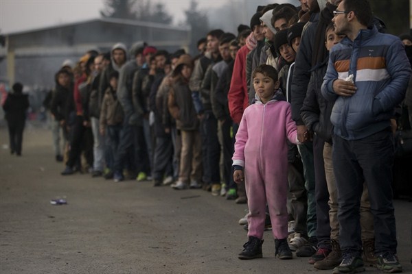 Migrants wait for food and water distribution as they wait to be allowed to cross to Austria, Sentilj, Slovenia, Nov. 5, 2015 (AP photo by Darko Bandic).