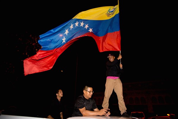 Opposition supporters celebrate, Caracas, Venezuela, Dec. 7, 2015 (AP photo by Fernando Llano).