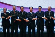 Thai Prime Minister Prayuth Chan-o-cha, Chinese Premier Li Keqiang and other leaders at the 10th China-ASEAN Summit, Kuala Lumpur, Malaysia, Nov. 21, 2015 (AP photo by Vincent Thian).