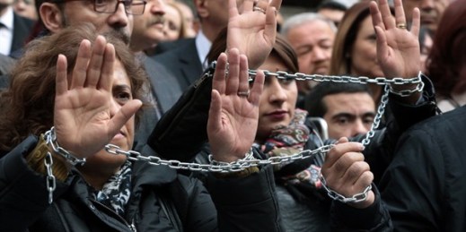 Journalists protest the jailing of opposition Cumhuriyet newspaper's editor-in-chief Can Dundar and Ankara representative Erdem Gul, Ankara, Turkey, Nov. 27, 2015 (AP photo by Burhan Ozbilici).