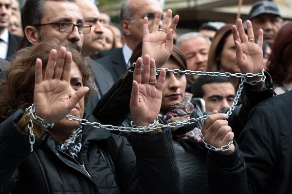 Journalists protest the jailing of opposition Cumhuriyet newspaper's editor-in-chief Can Dundar and Ankara representative Erdem Gul, Ankara, Turkey, Nov. 27, 2015 (AP photo by Burhan Ozbilici).