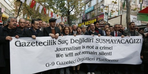 Journalists protest against the jailing of the opposition Cumhuriyet newspaper editor, Ankara, Turkey, Nov. 27, 2015 (AP photo by Burham Ozbilici).