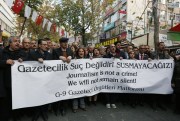 Journalists protest against the jailing of the opposition Cumhuriyet newspaper editor, Ankara, Turkey, Nov. 27, 2015 (AP photo by Burham Ozbilici).