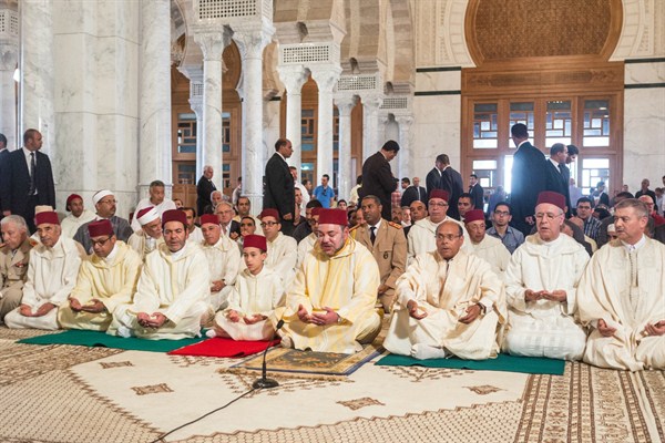 Morocco's King Mohammed VI attends Friday prayers at the Malik ibn Anas mosque, Carthage, Tunis, June 6, 2014 (AP photo by Aimen Zine).
