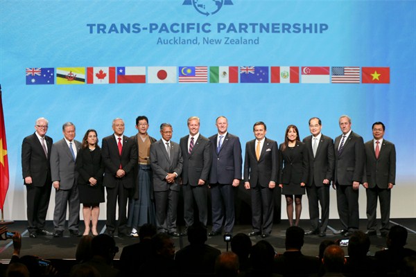 Trade delegates after signing the Trans-Pacific Partnership, Auckland, New Zealand, Feb. 4, 2016 (SNPA photo by David Rowland via AP).