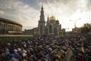 Muslims pray outside the newly restored Moscow Cathedral Mosque during celebrations of Eid al-Adha, Moscow, Russia, Sept. 24, 2015 (AP photo by Pavel Golovkin).