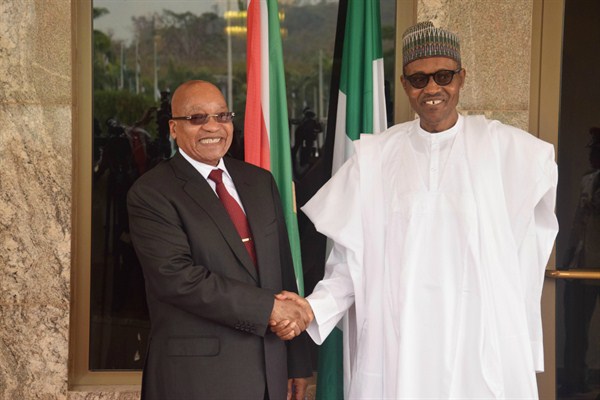 South African President Jacob Zuma, left, and Nigerian President Muhammadu Buhari at the Presidential Palace, Abuja, Nigeria, March 8, 2016. (AP photo).