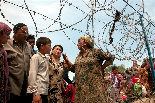 Ethnic Uzbeks gather near the Kyrgyz-Uzbek border, southern Kyrgyzstan, June 12, 2010 (AP photo by D. Dalton Bennett).