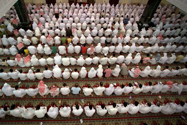 Saudi Shiites pray, Qatif, Saudi Arabia, March 26, 2008 (AP photo/STR).