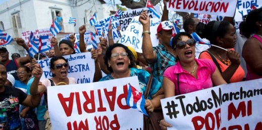 Government supporters stage a counter-protest to one held by Ladies in White, Havana, Cuba, March 20, 2016 (AP photo by Rebecca Blackwell).