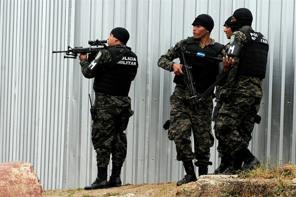 Military police outside of a juvenile detention center where clashes broke out, Tegucigalpa, Honduras, Jan. 15, 2015 (AP photo by Fernando Antonio).