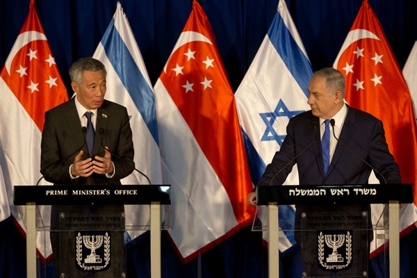 Singaporean Prime Minister Lee Hsien Loong speaks with Israeli Prime Minister Benjamin Netanyahu at a welcome ceremony at the Prime Minister's office, Jerusalem, April 19, 2016 (AP photo by Sebastian Scheiner).
