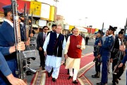 Indian Prime Minister Narendra Modi with his Pakistani counterpart, Nawaz Sharif, Lahore, Pakistan, Dec. 25, 2015 (AP photo).