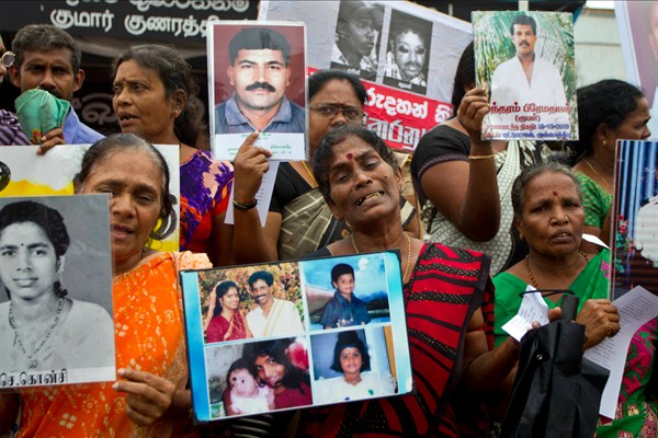 Sri Lankan ethnic Tamil women hold photographs of their missing family members, Colombo, Sri Lanka, Dec. 10, 2015 (AP photo by Eranga Jayawardena).