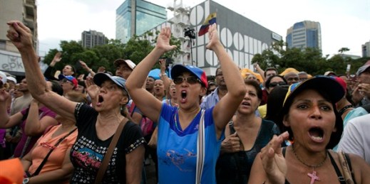 An opposition rally to gather signatures to recall Venezuelan President Nicolas Maduro, Caracas, April 27, 2016 (AP photo by Ariana Cubillos).