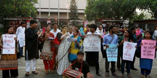 Bangladeshi teachers, students and social activists during a protest against the killing of a university professor, Dhaka, April 29, 2016 (AP photo).